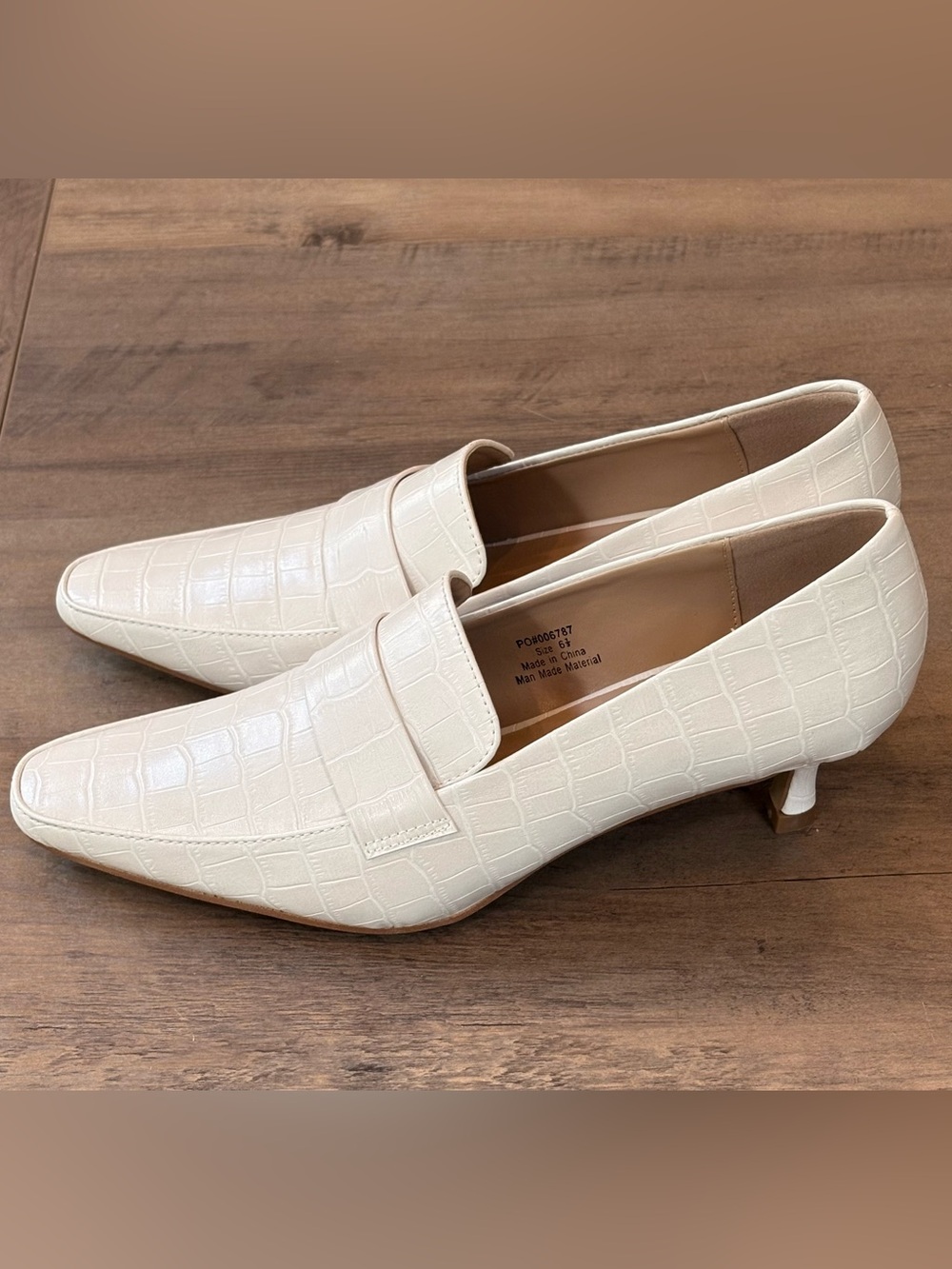 Journee Collection Ivory Croc-Embossed Kitten Heel Loafer Pumps Size 6.5